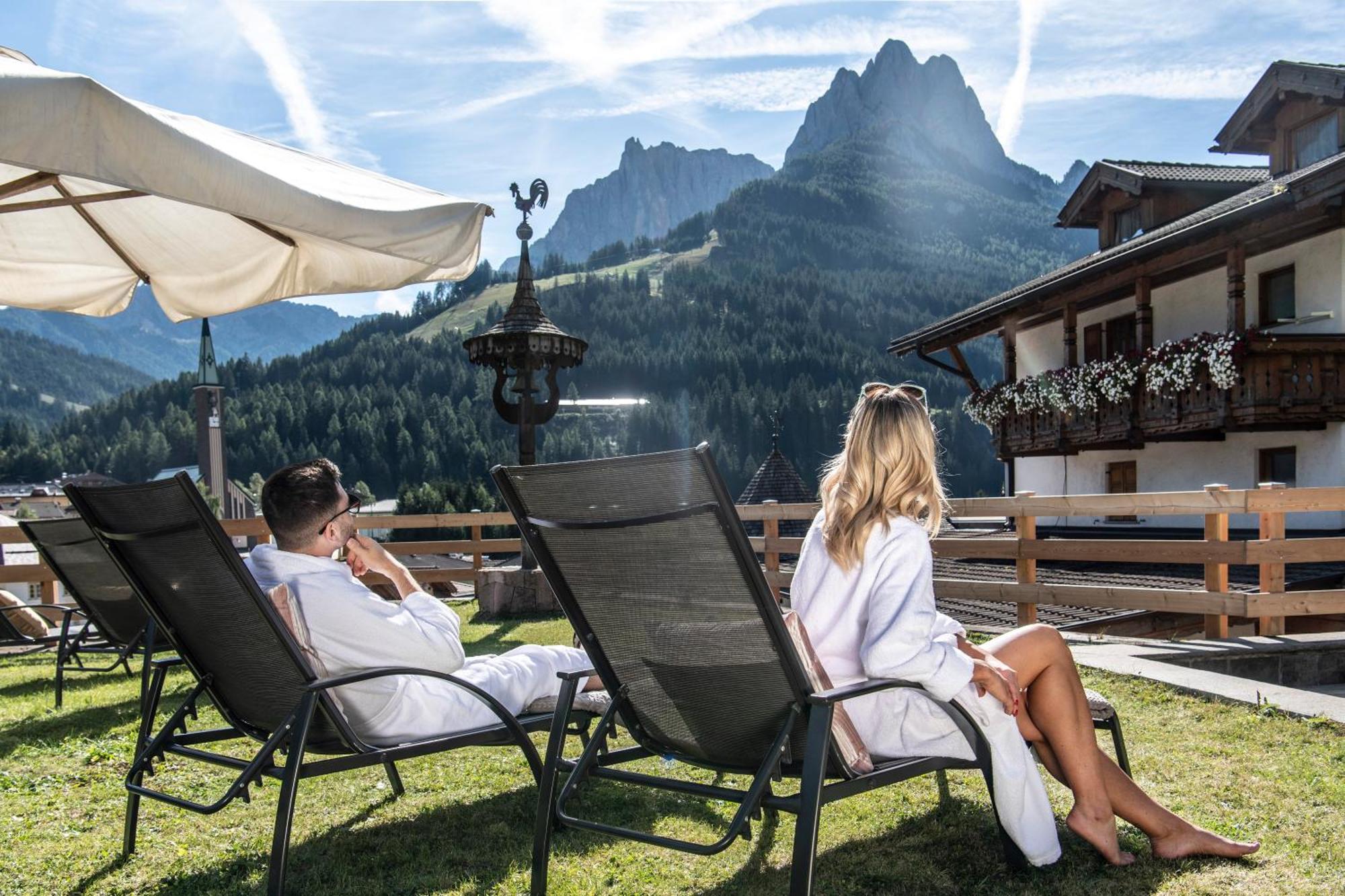 Hotel Ladinia Dolomites View Pozza di Fassa Exterior foto