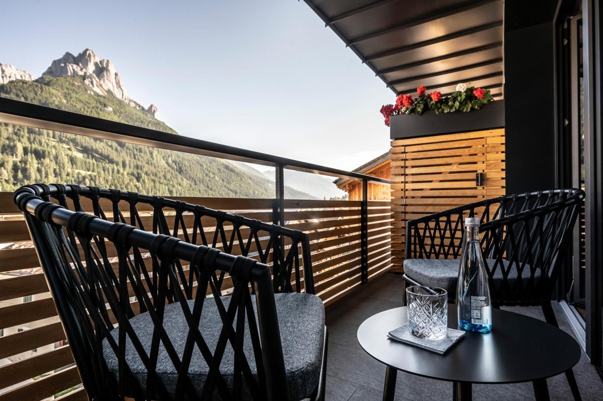 Hotel Ladinia Dolomites View Pozza di Fassa Exterior foto